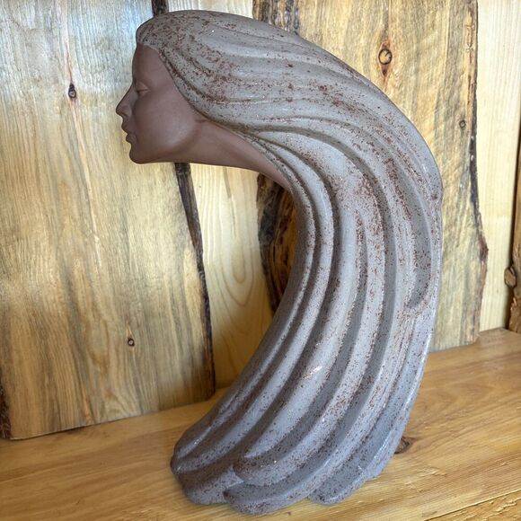 “Woman of the Wind" or "Moderne Frauenbüste Mit Langem Haar Aus Steinguss” - Picture 6 of 14